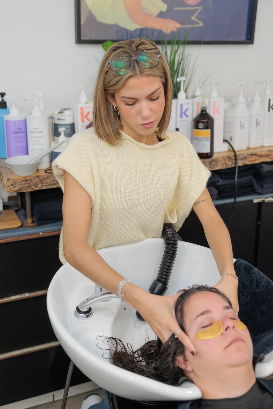 Moda Salon Bowmanville client relaxing at the shampoo bowl