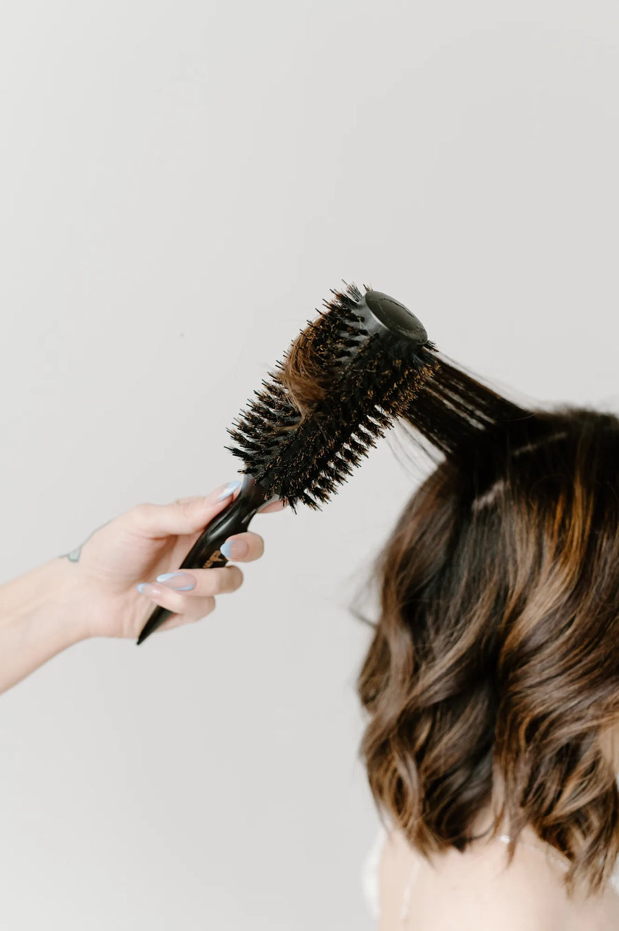 Moda Salon round-brush brunette blowout, lifting at the root